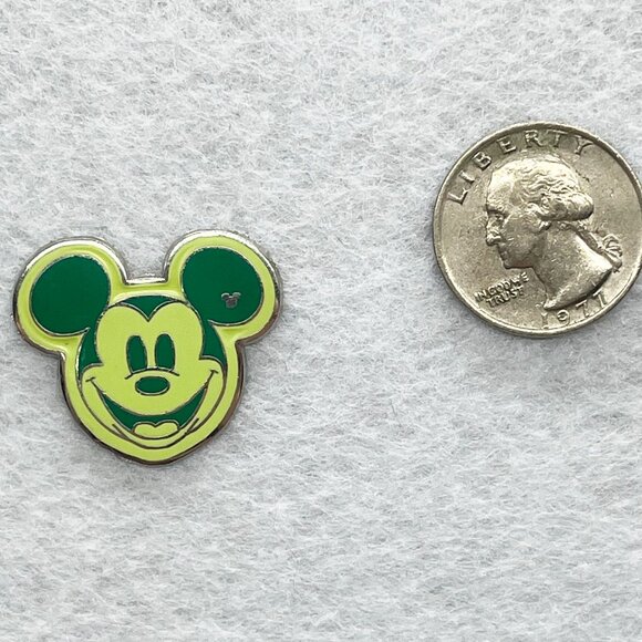 🔮 5/$25 Disney‎ Green Mickey Mouse Pin - Picture 2 of 2